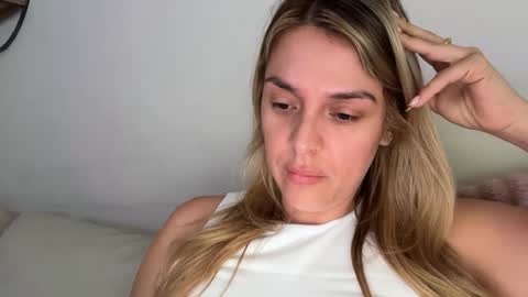 Snapshot of emilelovesyou chatting on 04.25.26 emilelovesyou online show from 04.25.26