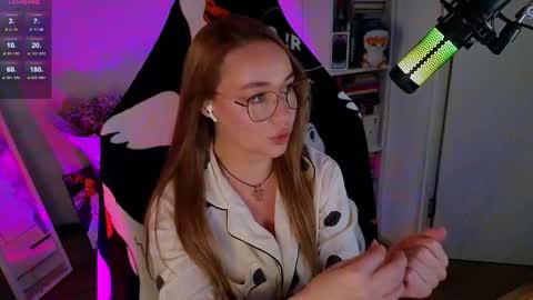 Snapshot of emili1_bc chatting on 10.12.25 Emili online show from 10.12.25