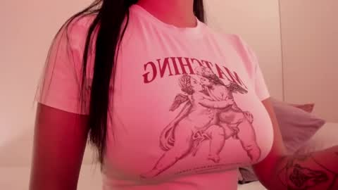 Snapshot of emilia_ghendle chatting on 12.12.24 Emilia Big Boobs online show from 12.12.24