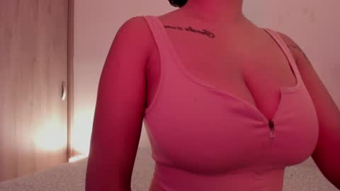 Snapshot of emilia_ghendle chatting on 01.15.25 Emilia Big Boobs online show from 01.15.25