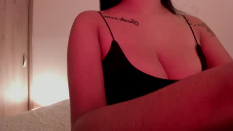 Snapshot of emilia_ghendle chatting on 01.21.25 Emilia Big Boobs online show from 01.21.25