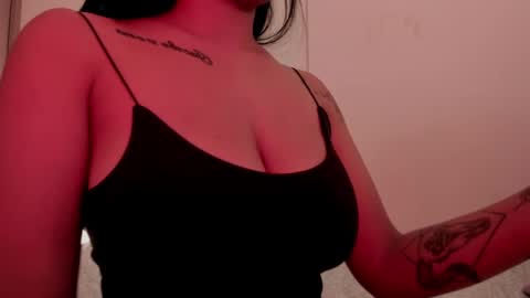 Snapshot of emilia_ghendle chatting on 01.21.25 Emilia Big Boobs online show from 01.21.25