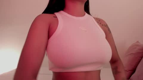 Snapshot of emilia_ghendle chatting on 01.24.25 Emilia Big Boobs online show from 01.24.25