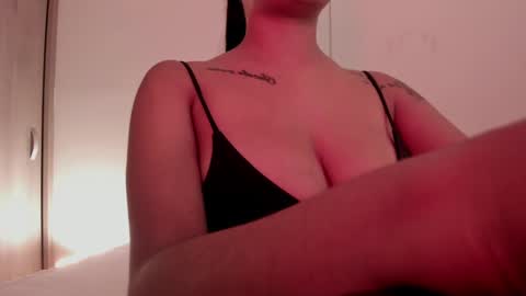 Snapshot of emilia_ghendle chatting on 01.27.25 Emilia Big Boobs online show from 01.27.25