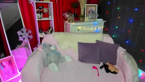 Snapshot of emiliyaqueen chatting on 12.25.24 Emiliya online show from 12.25.24