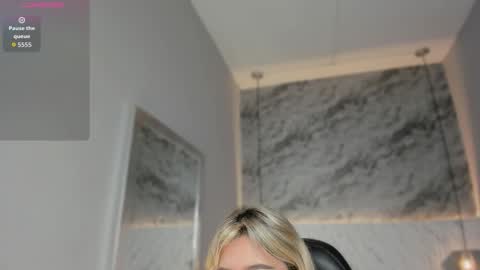 Snapshot of emilly_mell chatting on 12.19.25 emilly_mell online show from 12.19.25