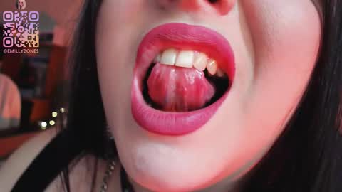 Snapshot of emillybones chatting on 09.10.25 Emily online show from 09.10.25