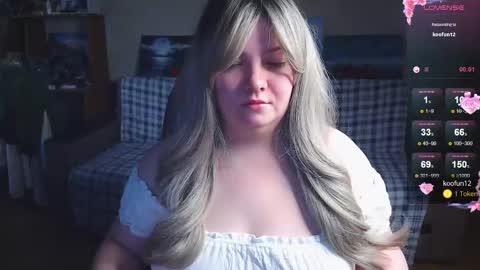 Snapshot of emillybones chatting on 12.14.25 Emily online show from 12.14.25