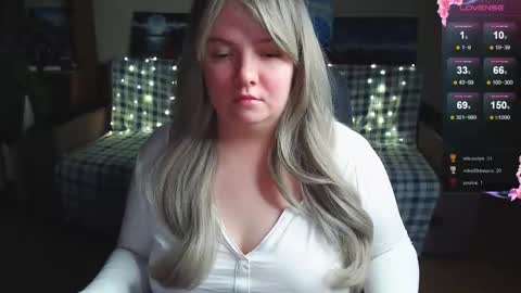 Snapshot of emillybones chatting on 12.14.25 Emily online show from 12.14.25