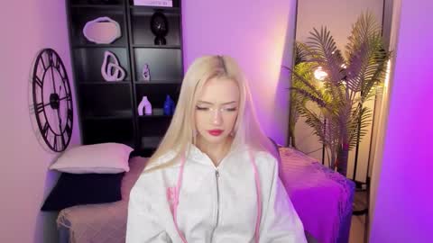 Snapshot of emily_air chatting on 11.19.25 Emily online show from 11.19.25