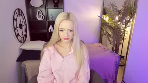 Snapshot of emily_air chatting on 11.21.25 Emily online show from 11.21.25