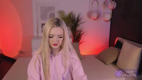 Snapshot of emily_air chatting on 12.04.25 Emily online show from 12.04.25