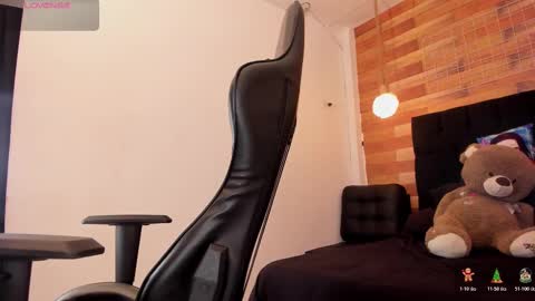 Snapshot of emily_brown04 chatting on 11.11.25 emily_brown04 online show from 11.11.25