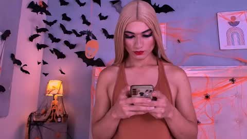 Snapshot of emily_castillo_1 chatting on 10.21.25 emily_castillo_1 online show from 10.21.25