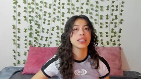 Snapshot of emily_jonessxx chatting on 12.22.25 emily online show from 12.22.25