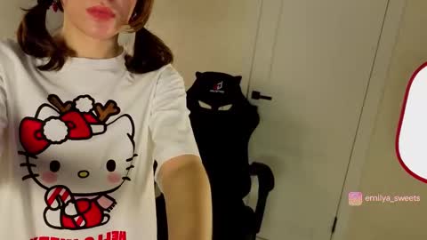 Snapshot of emily_sweetts chatting on 12.14.25 emily_sweetts online show from 12.14.25