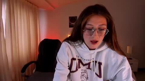 Snapshot of emily_warren__ chatting on 09.30.25 emily_warren__ online show from 09.30.25