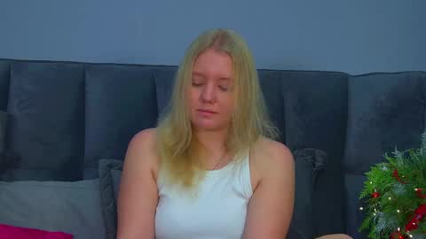 Snapshot of emilyevansen chatting on 12.05.25 Emily online show from 12.05.25