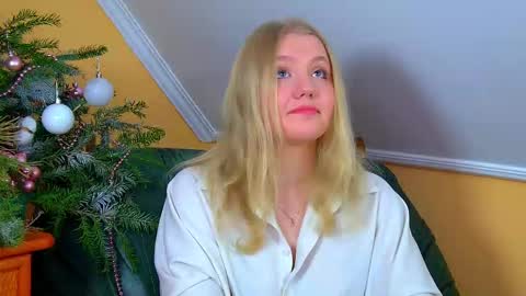 Snapshot of emilyevansen chatting on 12.14.25 Emily online show from 12.14.25
