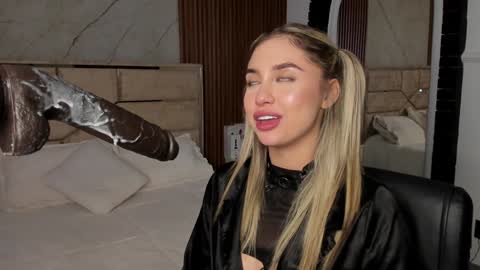 Emily Hendrix online show from 01.11.25