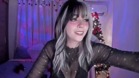 Snapshot of emilyrosss_ chatting on 12.23.24 EMILY online show from 12.23.24