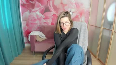 EmilyWalkers online show from 01.03.25