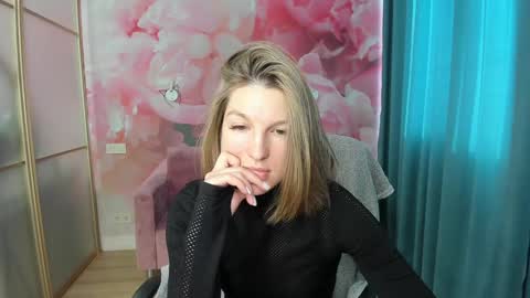 EmilyWalkers online show from 01.05.25