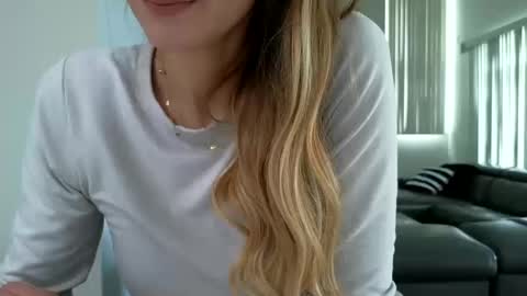 Snapshot of emilyy_miller chatting on 10.18.25 emilly online show from 10.18.25