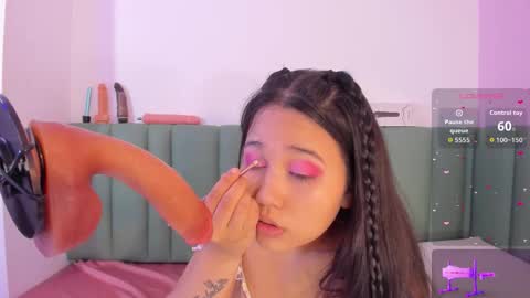 Snapshot of emma_clarke_ chatting on 10.11.25 emma online show from 10.11.25