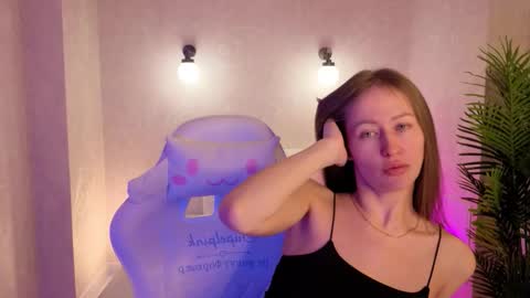 Snapshot of emma_clay chatting on 12.16.25 Bella online show from 12.16.25