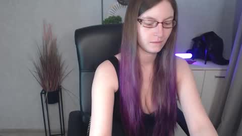 Snapshot of emma_lust94 chatting on 11.04.25 emma online show from 11.04.25