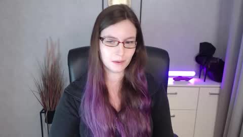 Snapshot of emma_lust94 chatting on 11.21.25 emma online show from 11.21.25