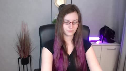 Snapshot of emma_lust94 chatting on 12.15.25 emma online show from 12.15.25