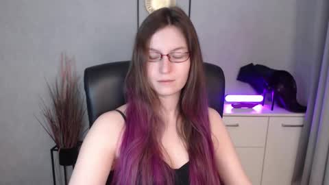 Snapshot of emma_lust94 chatting on 12.18.25 emma online show from 12.18.25