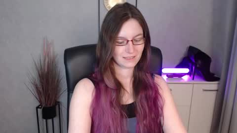 Snapshot of emma_lust94 chatting on 12.23.25 emma online show from 12.23.25