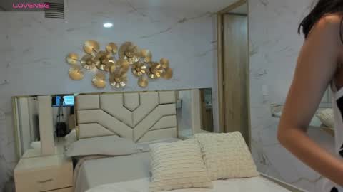 Snapshot of emma_petite4u chatting on 12.24.24 Emma online show from 12.24.24