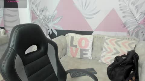 Snapshot of emma_petite4u chatting on 01.27.25 Emma online show from 01.27.25