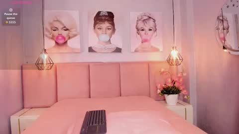 Snapshot of emma_petite4u chatting on 09.12.25 Emma online show from 09.12.25