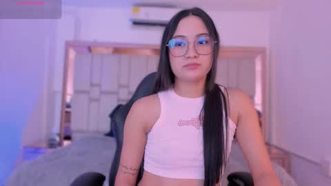 Snapshot of emmabeel chatting on 11.04.25 Emma online show from 11.04.25