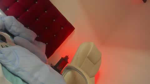 Snapshot of emmabrown10 chatting on 12.04.25 emmabrown10 online show from 12.04.25