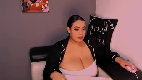 Snapshot of emmacamille2 chatting on 11.28.25 emmacamille2 online show from 11.28.25