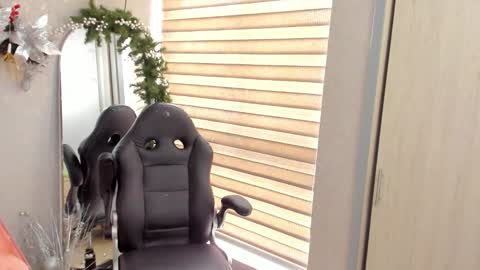  Emma Ferrary  online show from 12.04.25