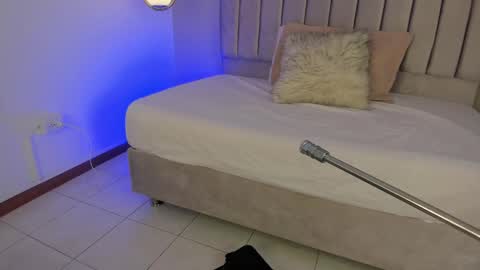 Snapshot of emmarousell chatting on 10.10.25 Emily online show from 10.10.25