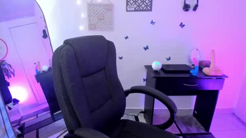 Snapshot of emmax_x chatting on 01.22.25 EMMA online show from 01.22.25