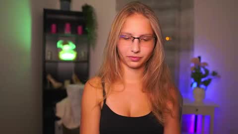 Snapshot of emmie_murray chatting on 10.03.25 Emmie online show from 10.03.25