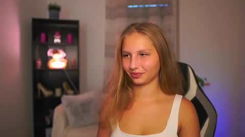 Snapshot of emmie_murray chatting on 10.17.25 Emmie online show from 10.17.25