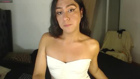 Snapshot of emmiily chatting on 11.05.25 Emely online show from 11.05.25