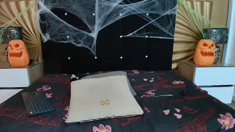 Snapshot of emmily_keller chatting on 10.27.25 Emmily keller online show from 10.27.25