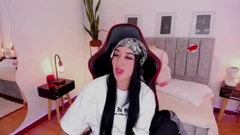 Emmy Evans  online show from 01.03.25