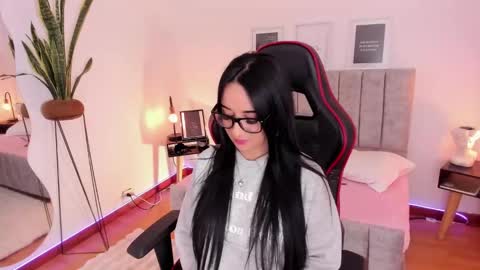 Emmy Evans  online show from 02.12.25